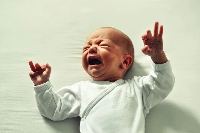 Як допомогти немовляті при коліках: 10 порад для батьків